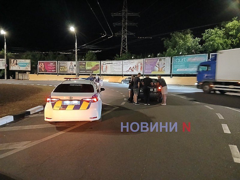 На кольце в Николаеве столкнулись Subaru и Daewoo На кольце в Николаеве столкнулись Subaru и Daewoo