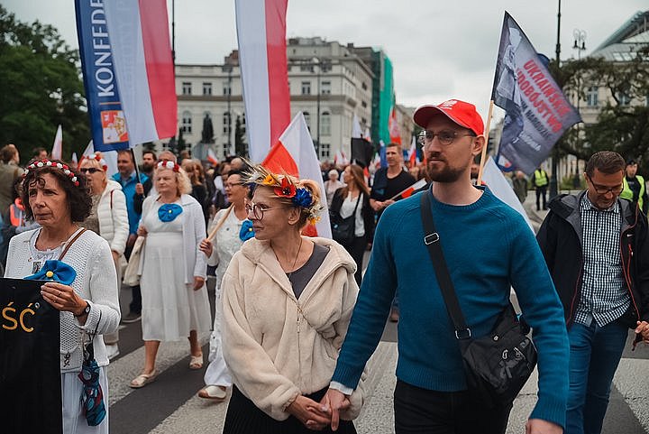 В Варшаве прошел «Волынский марш»: участники требовали прекратить помощь Украине и украинским беженцам В Варшаве прошел «Волынский марш»: участники требовали прекратить помощь Украине и украинским беженцам