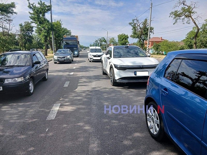 Renault «догнал» Zeekr на проспекте в Николаеве - движение затруднено Renault «догнал» Zeekr на проспекте в Николаеве - движение затруднено