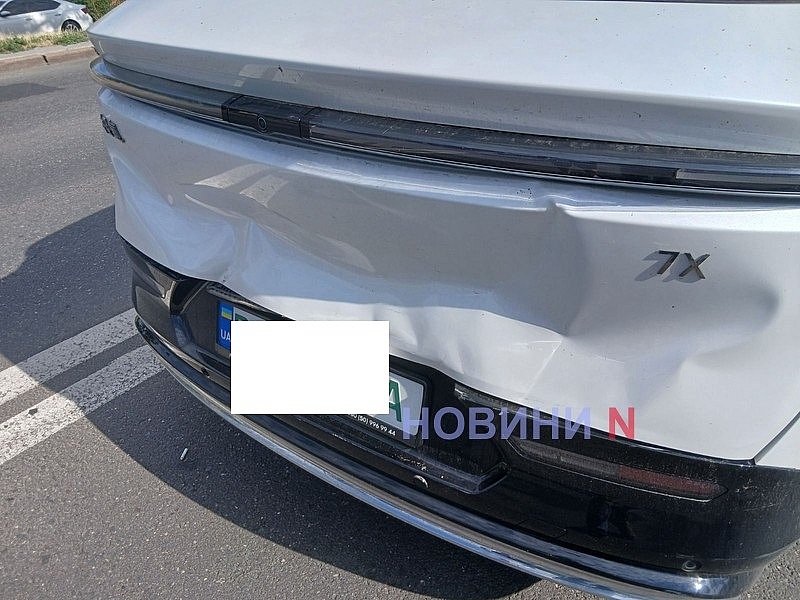 Renault «догнал» Zeekr на проспекте в Николаеве - движение затруднено Renault «догнал» Zeekr на проспекте в Николаеве - движение затруднено