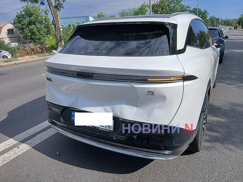 Renault «догнал» Zeekr на проспекте в Николаеве - движение затруднено Renault «догнал» Zeekr на проспекте в Николаеве - движение затруднено