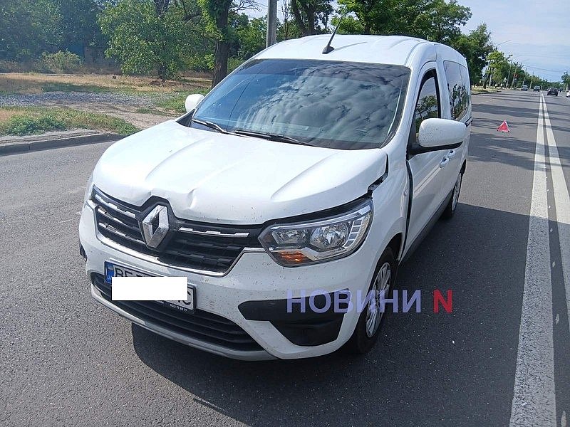 Renault «догнал» Zeekr на проспекте в Николаеве - движение затруднено Renault «догнал» Zeekr на проспекте в Николаеве - движение затруднено