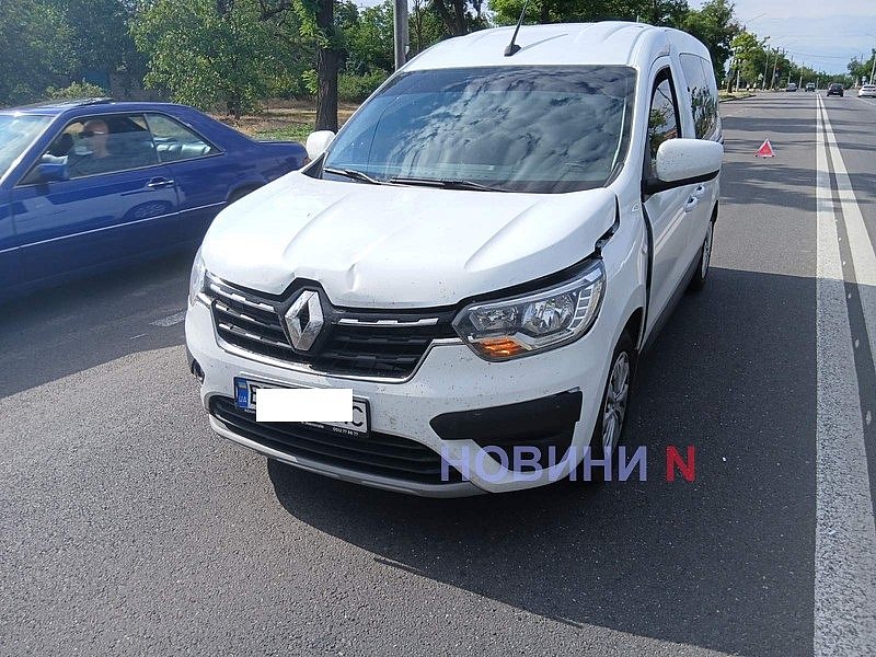 Renault «догнал» Zeekr на проспекте в Николаеве - движение затруднено Renault «догнал» Zeekr на проспекте в Николаеве - движение затруднено