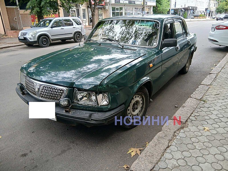 Lexus не пропустил «Волгу» в центре Николаева Lexus не пропустил «Волгу» в центре Николаева