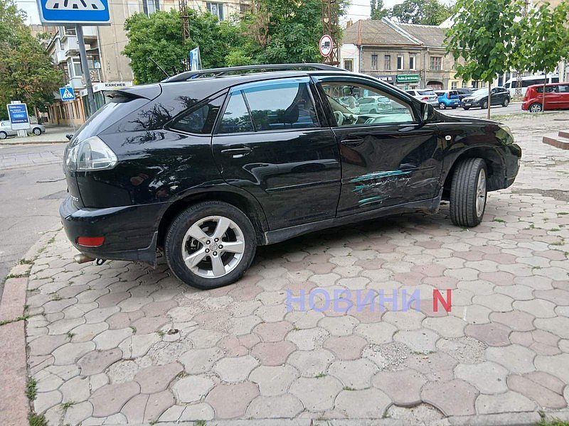 Lexus не пропустил «Волгу» в центре Николаева Lexus не пропустил «Волгу» в центре Николаева