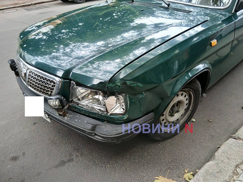 Lexus не пропустил «Волгу» в центре Николаева Lexus не пропустил «Волгу» в центре Николаева
