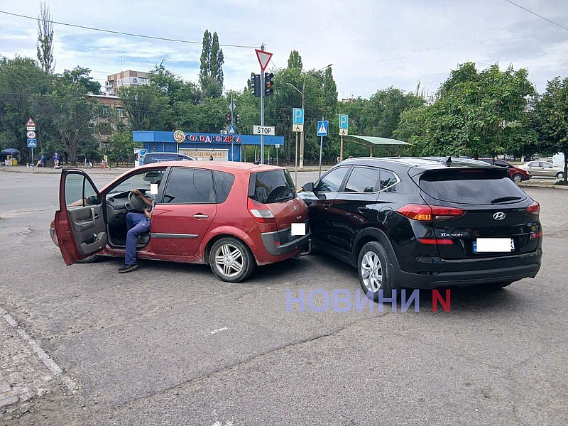 Renault врезался в припаркованный Hyundai на парковке ТЦ в Николаеве Renault врезался в припаркованный Hyundai на парковке ТЦ в Николаеве