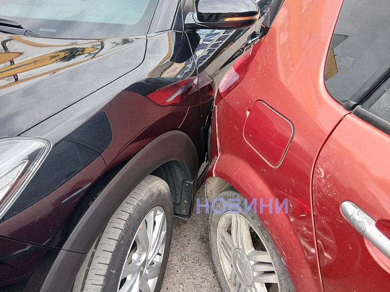 Renault врезался в припаркованный Hyundai на парковке ТЦ в Николаеве Renault врезался в припаркованный Hyundai на парковке ТЦ в Николаеве