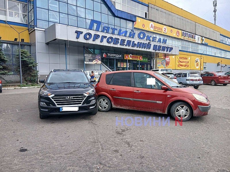 Renault врезался в припаркованный Hyundai на парковке ТЦ в Николаеве Renault врезался в припаркованный Hyundai на парковке ТЦ в Николаеве
