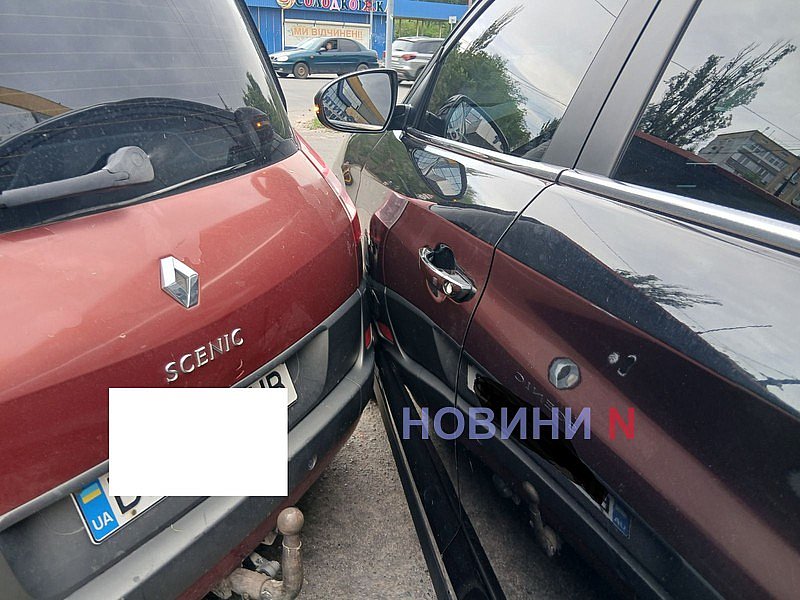 Renault врезался в припаркованный Hyundai на парковке ТЦ в Николаеве Renault врезался в припаркованный Hyundai на парковке ТЦ в Николаеве