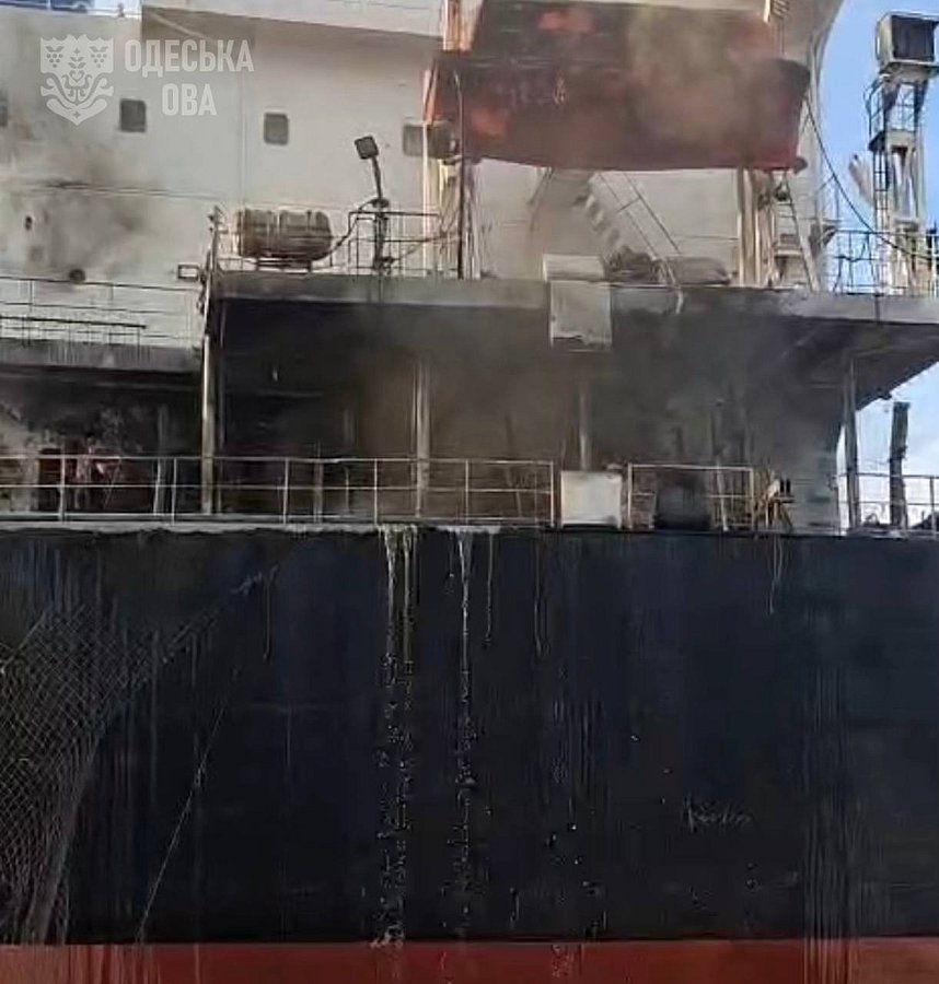 Россия вечером атаковала еще одно гражданское судно в порту Одесской области: погибли два человека Россия вечером атаковала еще одно гражданское судно в порту Одесской области: погибли два человека