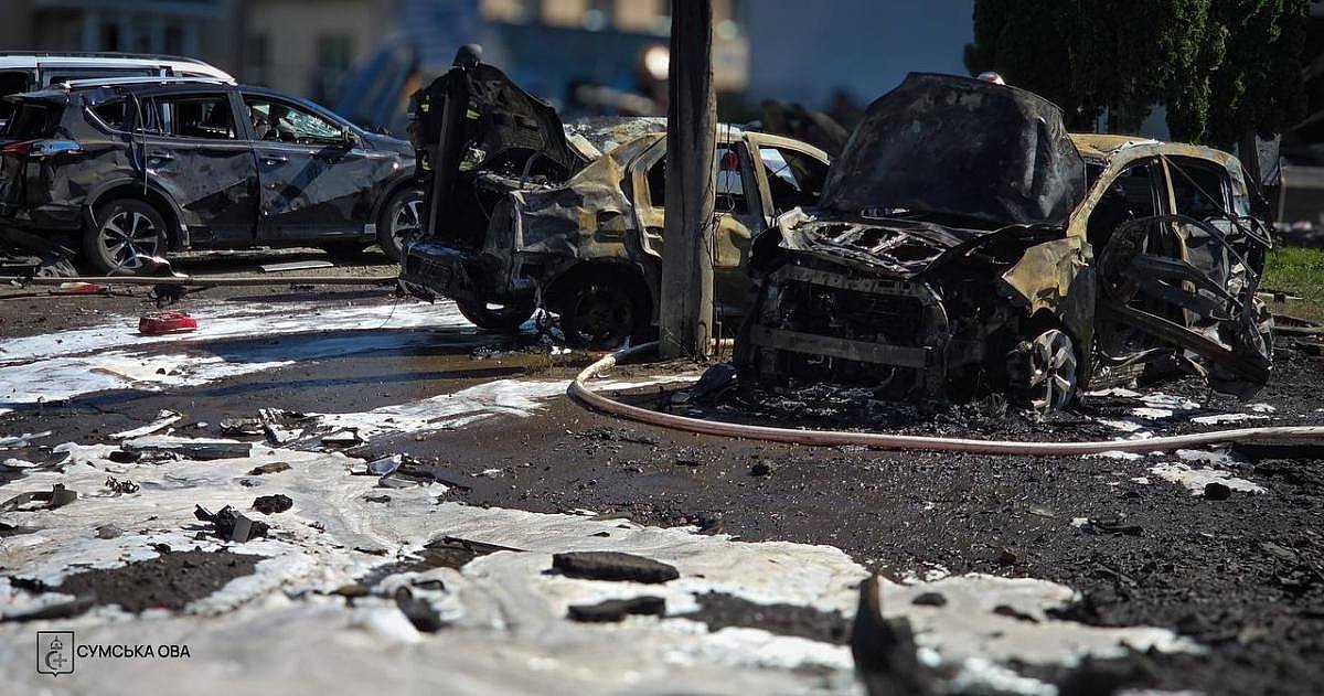 В Сумах три человека погибли, 17 пострадали от удара авиабомбы РФ В Сумах три человека погибли, 17 пострадали от удара авиабомбы РФ