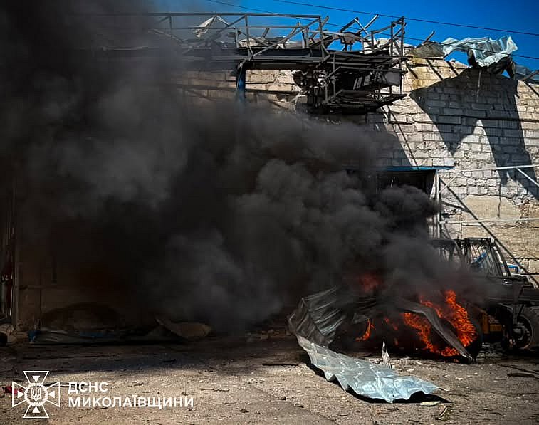 Появились фото с места удара «Шахедов» по агропредприятию на Николаевщине, где погиб человек Появились фото с места удара «Шахедов» по агропредприятию на Николаевщине, где погиб человек