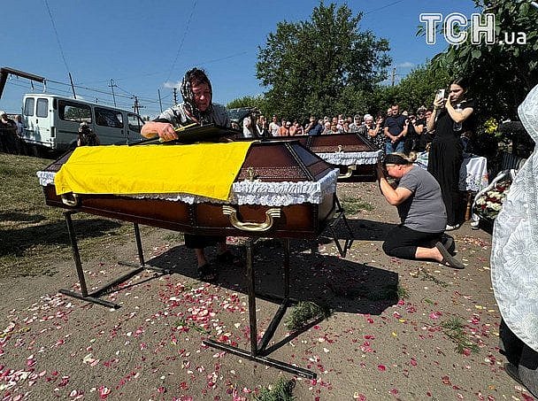 В родном селе простились с братьями, в убийстве которых подозревают военных В родном селе простились с братьями, в убийстве которых подозревают военных