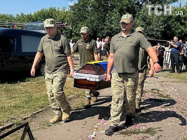 В родном селе простились с братьями, в убийстве которых подозревают военных В родном селе простились с братьями, в убийстве которых подозревают военных