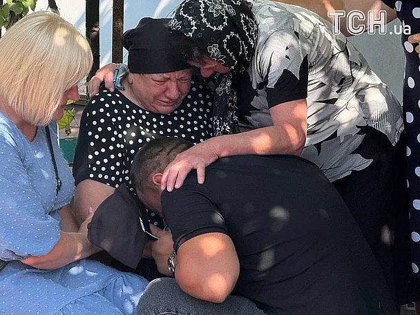 В родном селе простились с братьями, в убийстве которых подозревают военных В родном селе простились с братьями, в убийстве которых подозревают военных