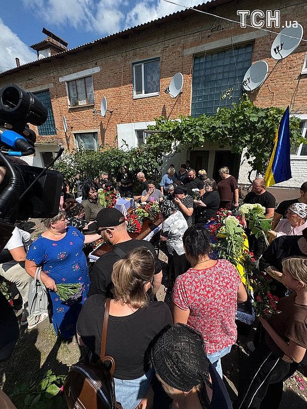 В родном селе простились с братьями, в убийстве которых подозревают военных В родном селе простились с братьями, в убийстве которых подозревают военных