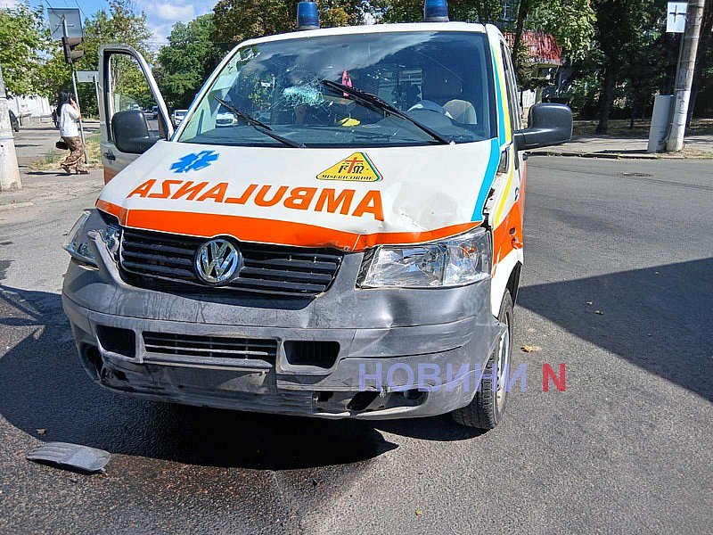 Скорая помощь врезалась в два автомобиля в Николаеве Скорая помощь врезалась в два автомобиля в Николаеве