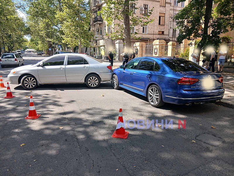 Toyota врезалась в припаркованный Volkswagen в Николаеве Toyota врезалась в припаркованный Volkswagen в Николаеве