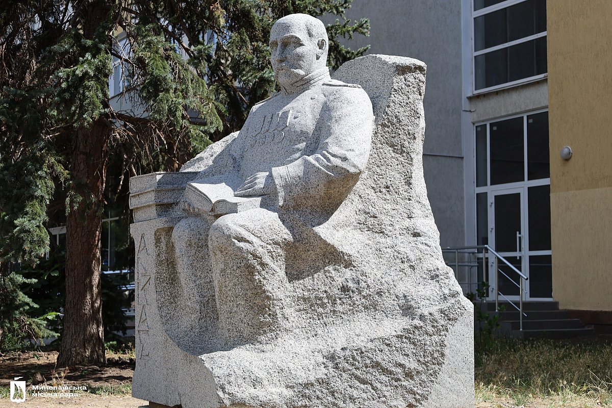 В Николаеве устанавливают памятник Николаю Аркасу (фото) В Николаеве устанавливают памятник Николаю Аркасу (фото)