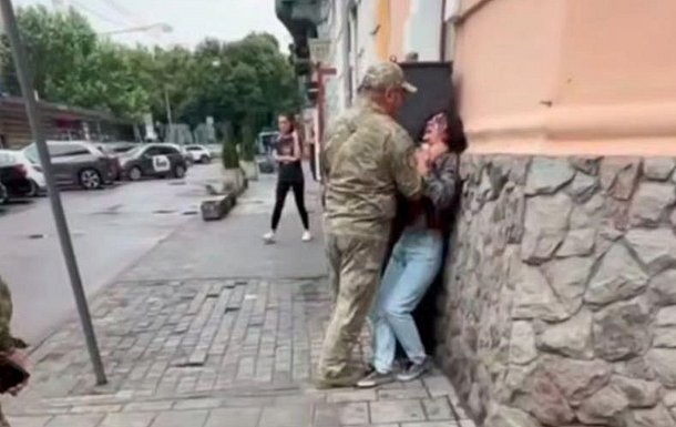 У Львові співробітник ТЦК схопив жінку за горло (відео) У Львові співробітник ТЦК схопив жінку за горло (відео)