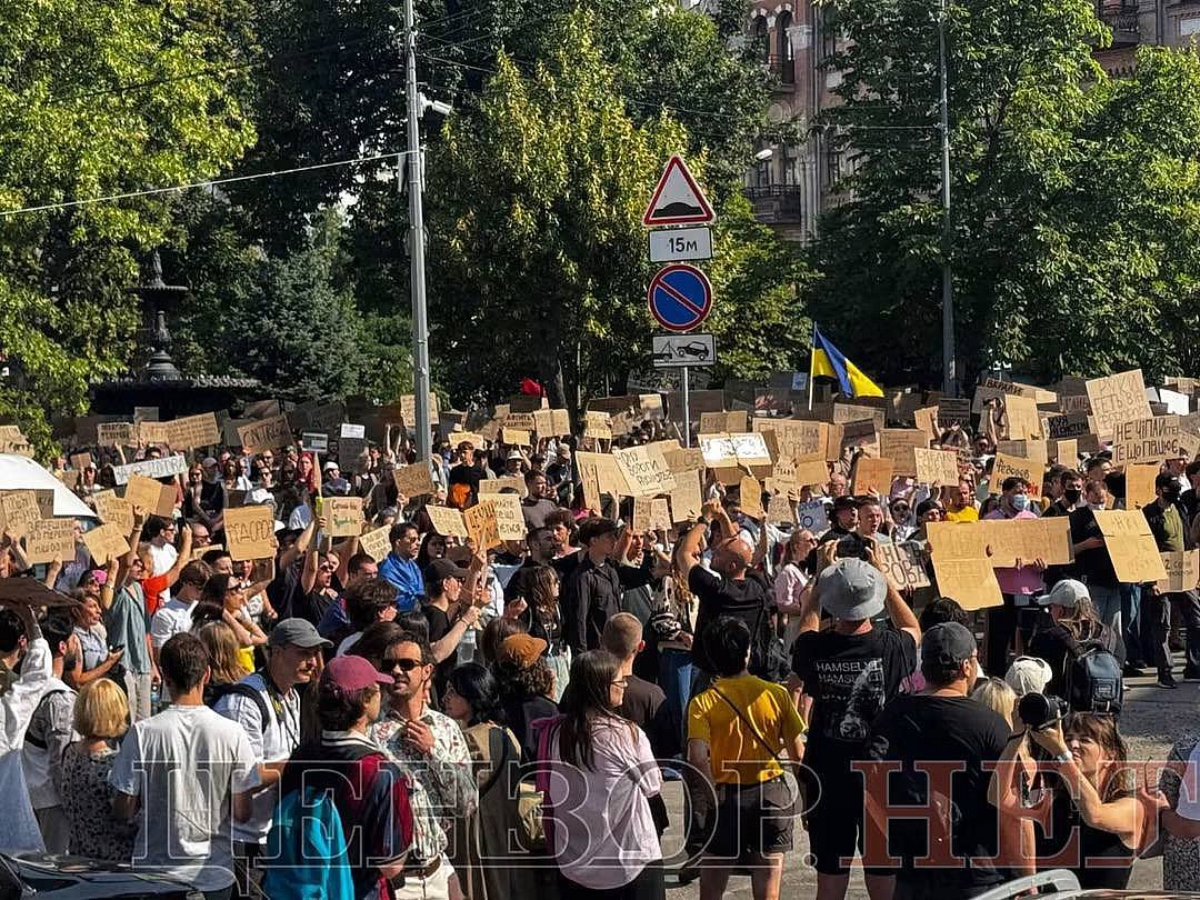 У Миколаєві та по всій Україні відбуваються мітинги на підтримку звільненого міністра оборони Федорова У Миколаєві та по всій Україні відбуваються мітинги на підтримку звільненого міністра оборони Федорова