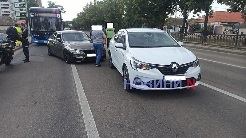 Renault и BMW столкнулись на проспекте в Николаеве: движение затруднено Renault и BMW столкнулись на проспекте в Николаеве: движение затруднено