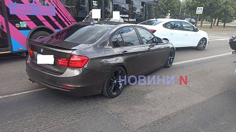 Renault и BMW столкнулись на проспекте в Николаеве: движение затруднено Renault и BMW столкнулись на проспекте в Николаеве: движение затруднено