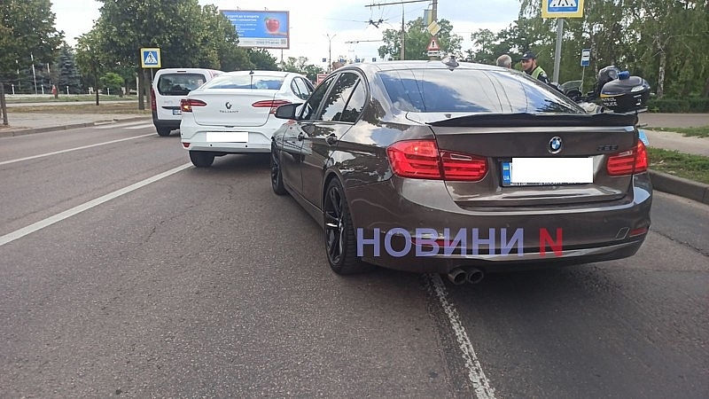 Renault і BMW зіткнулися на проспекті в Миколаєві: рух утруднений Renault і BMW зіткнулися на проспекті в Миколаєві: рух утруднений