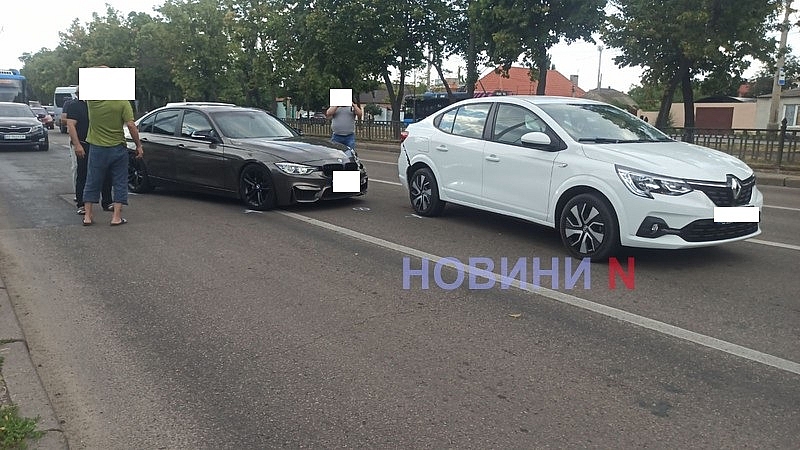 Renault і BMW зіткнулися на проспекті в Миколаєві: рух утруднений Renault і BMW зіткнулися на проспекті в Миколаєві: рух утруднений