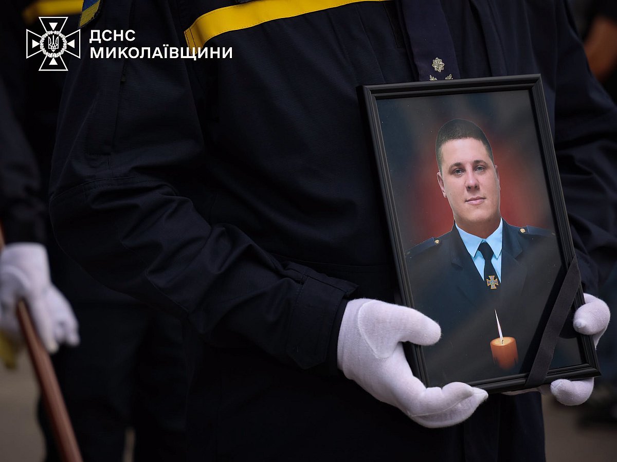 У Миколаєві провели в останню путь загиблого рятівника Владислава Олійника (відео) У Миколаєві провели в останню путь загиблого рятівника Владислава Олійника (відео)