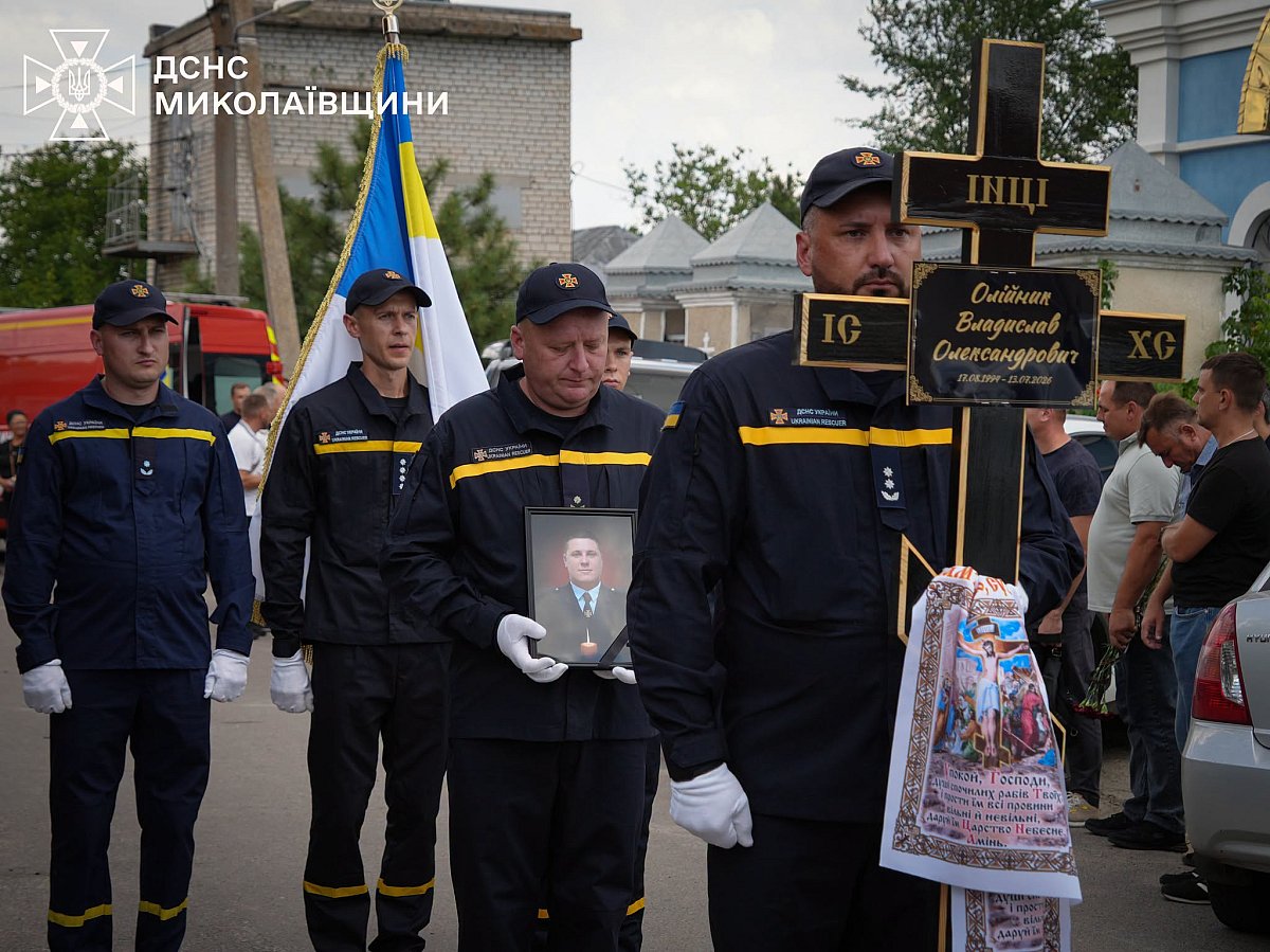 В Николаеве провели в последний путь погибшего спасателя Владислава Олейника (видео) В Николаеве провели в последний путь погибшего спасателя Владислава Олейника (видео)