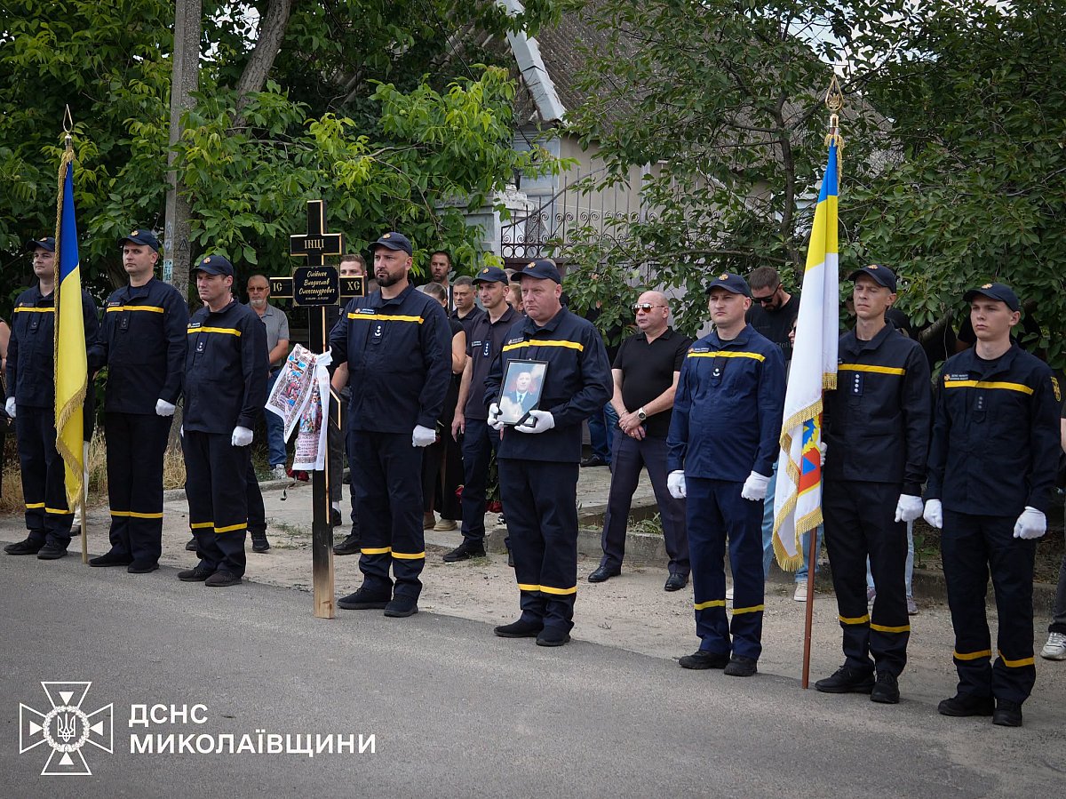 В Николаеве провели в последний путь погибшего спасателя Владислава Олейника (видео) В Николаеве провели в последний путь погибшего спасателя Владислава Олейника (видео)