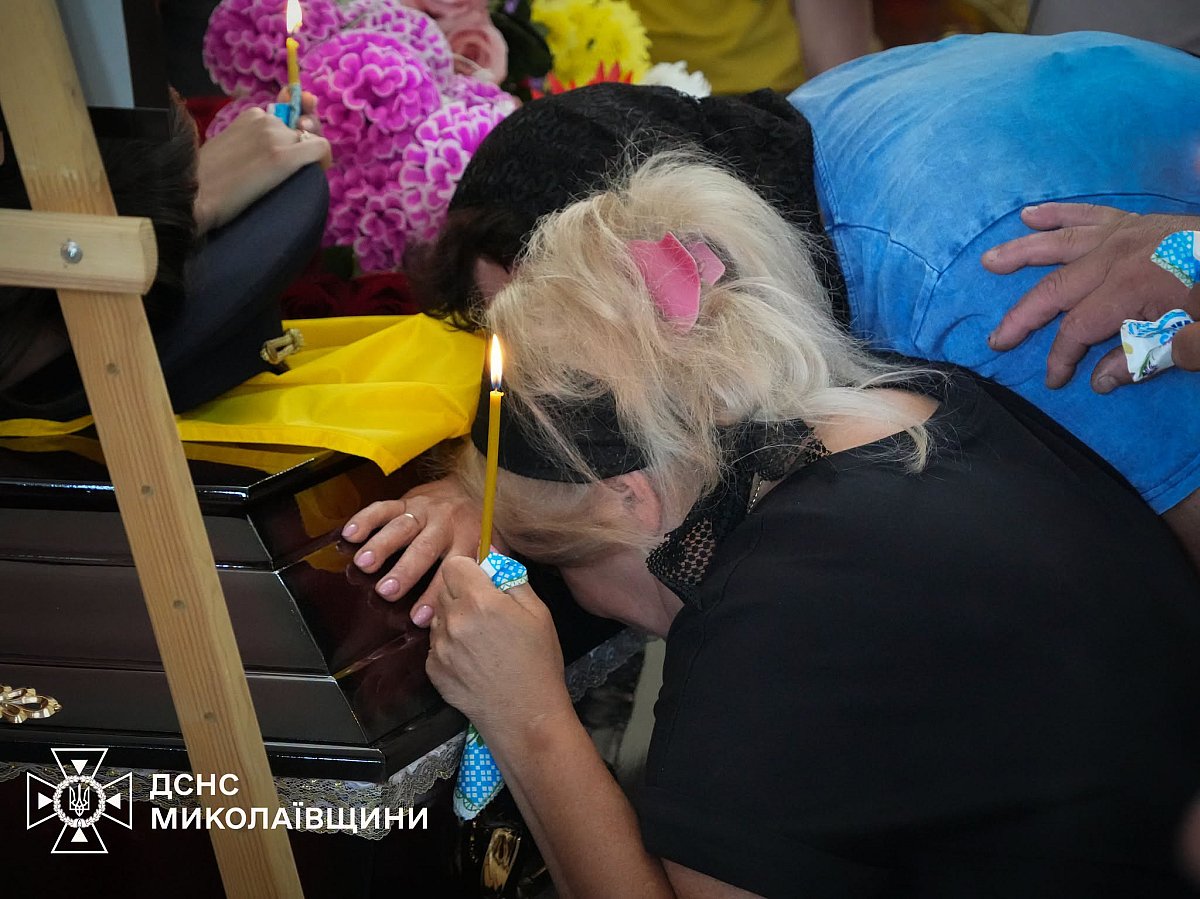У Миколаєві провели в останню путь загиблого рятівника Владислава Олійника (відео) У Миколаєві провели в останню путь загиблого рятівника Владислава Олійника (відео)