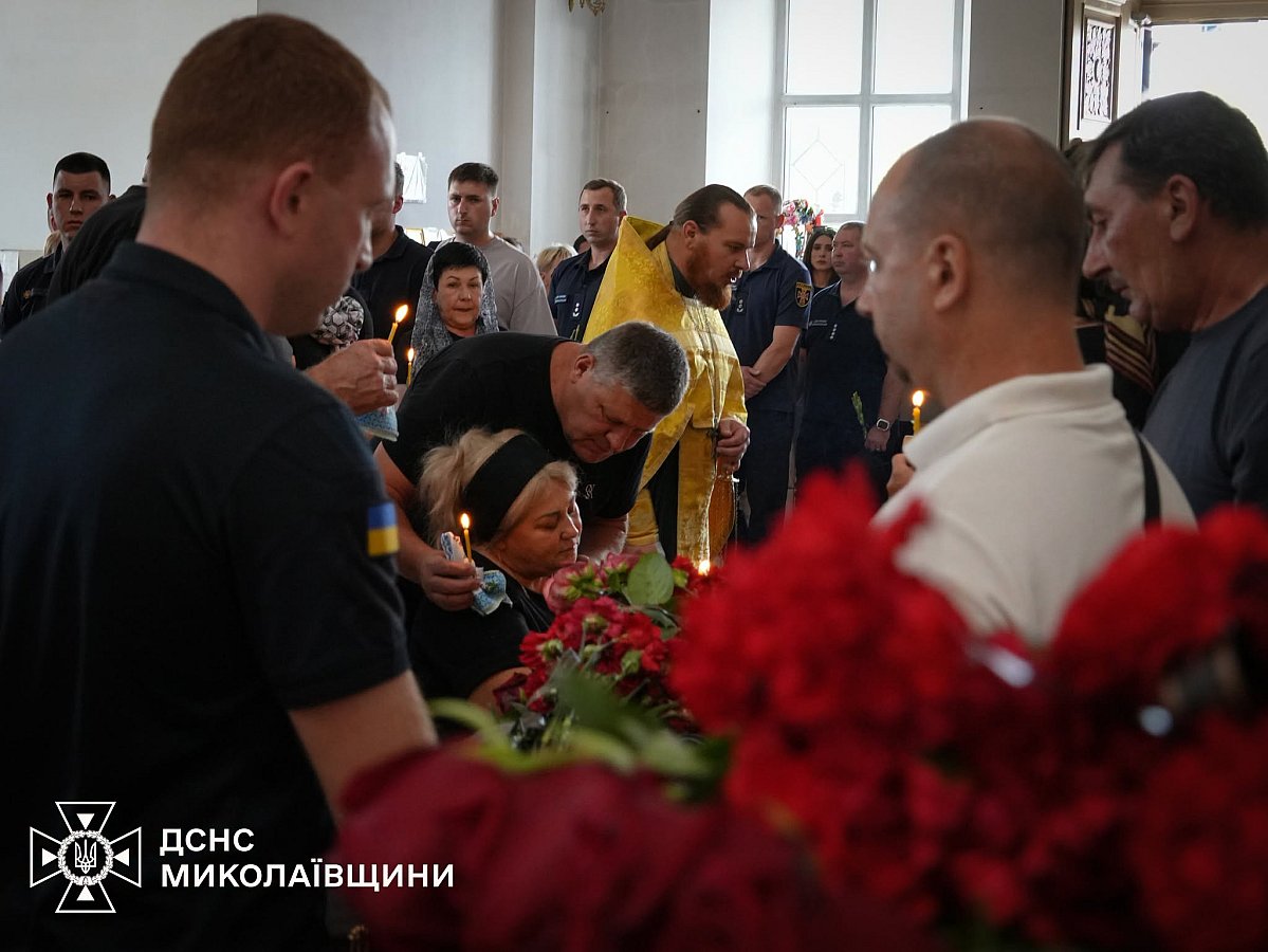 У Миколаєві провели в останню путь загиблого рятівника Владислава Олійника (відео) У Миколаєві провели в останню путь загиблого рятівника Владислава Олійника (відео)