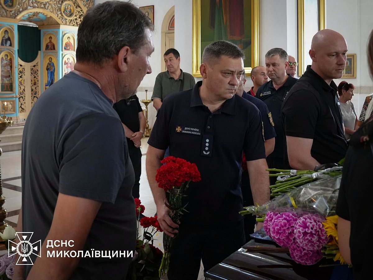 В Николаеве провели в последний путь погибшего спасателя Владислава Олейника (видео) В Николаеве провели в последний путь погибшего спасателя Владислава Олейника (видео)