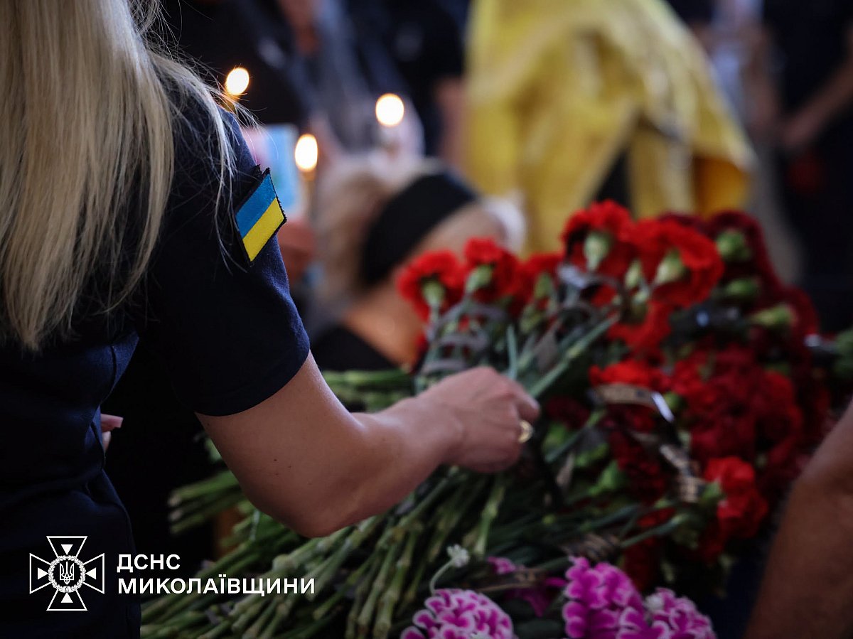 В Николаеве провели в последний путь погибшего спасателя Владислава Олейника (видео) В Николаеве провели в последний путь погибшего спасателя Владислава Олейника (видео)