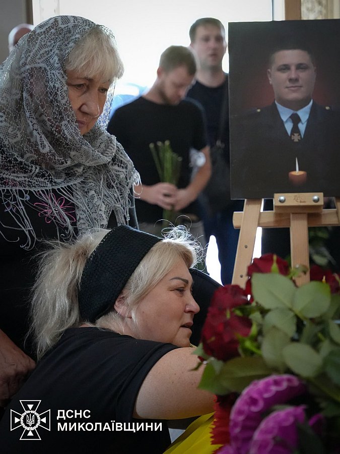 У Миколаєві провели в останню путь загиблого рятівника Владислава Олійника (відео) У Миколаєві провели в останню путь загиблого рятівника Владислава Олійника (відео)