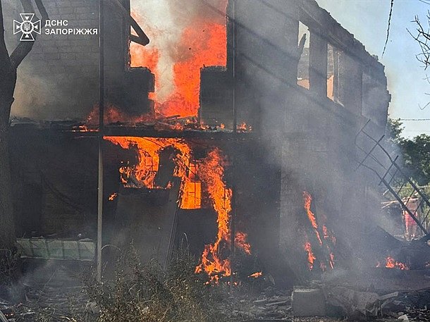 Авиаудары по Запорожью: погибли три человека, есть пострадавшие (фото) Авиаудары по Запорожью: погибли три человека, есть пострадавшие (фото)