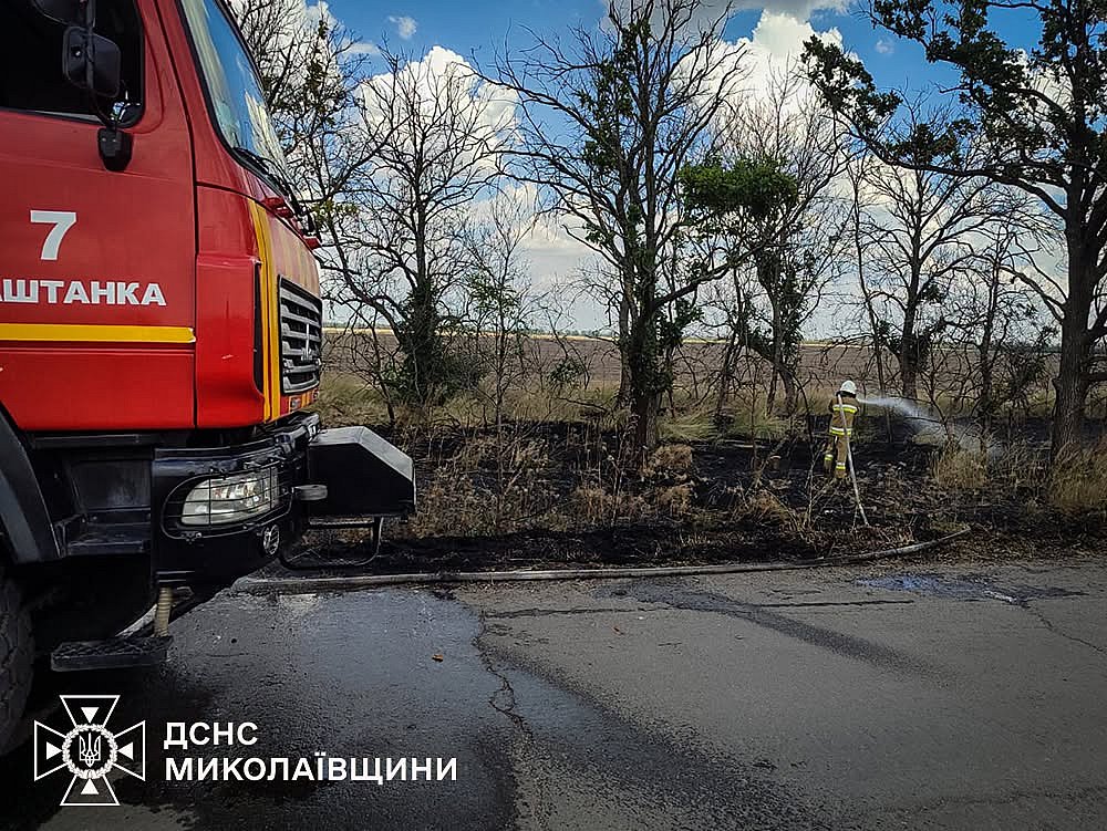 90 сотрудников и 22 спецавтомобиля ГСЧС тушили пожары в Николаевской области ха сутки (фото) 90 сотрудников и 22 спецавтомобиля ГСЧС тушили пожары в Николаевской области ха сутки (фото)