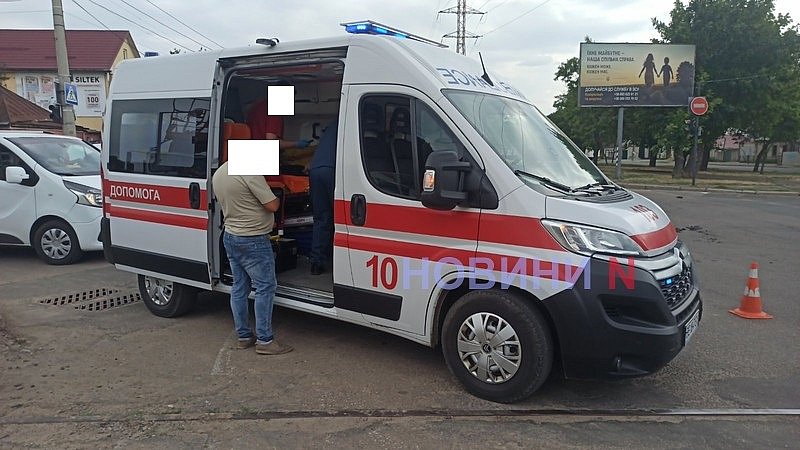 На перекрестке с неработающим светофором в Николаеве произошло ДТП: пострадала девушка На перекрестке с неработающим светофором в Николаеве произошло ДТП: пострадала девушка