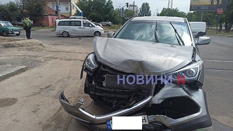На перекрестке с неработающим светофором в Николаеве произошло ДТП: пострадала девушка На перекрестке с неработающим светофором в Николаеве произошло ДТП: пострадала девушка