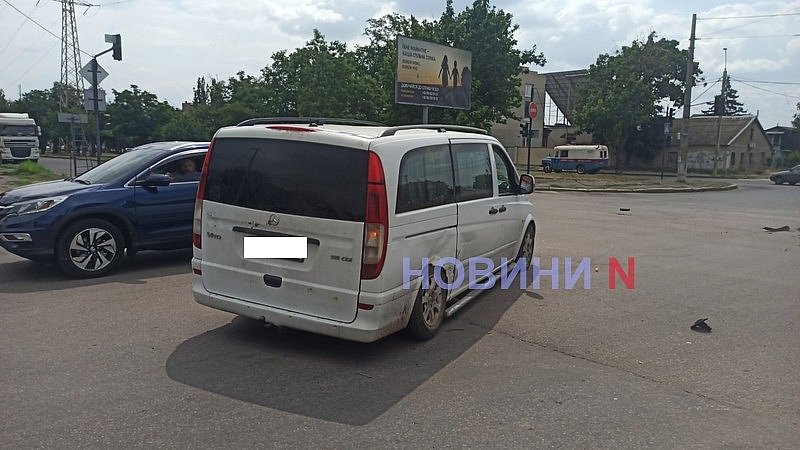 На перекрестке с неработающим светофором в Николаеве произошло ДТП: пострадала девушка На перекрестке с неработающим светофором в Николаеве произошло ДТП: пострадала девушка