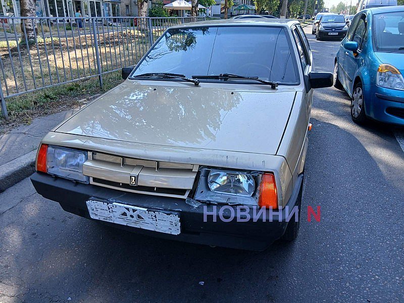 На проспекте в Николаеве ВАЗ «догнал» Renault: автомобиль отбросило на пять метров На проспекте в Николаеве ВАЗ «догнал» Renault: автомобиль отбросило на пять метров