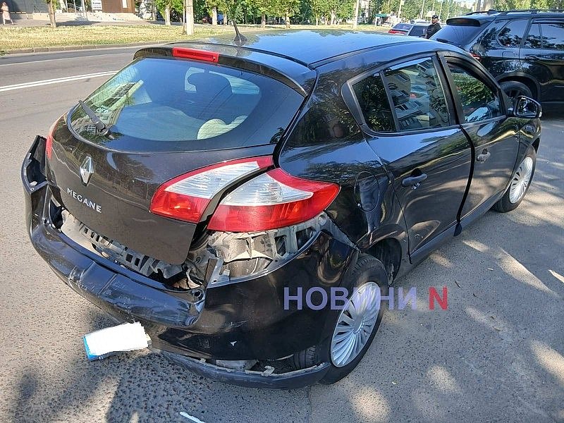 На проспекте в Николаеве ВАЗ «догнал» Renault: автомобиль отбросило на пять метров На проспекте в Николаеве ВАЗ «догнал» Renault: автомобиль отбросило на пять метров