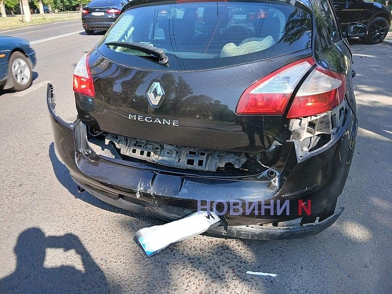 На проспекте в Николаеве ВАЗ «догнал» Renault: автомобиль отбросило на пять метров На проспекте в Николаеве ВАЗ «догнал» Renault: автомобиль отбросило на пять метров