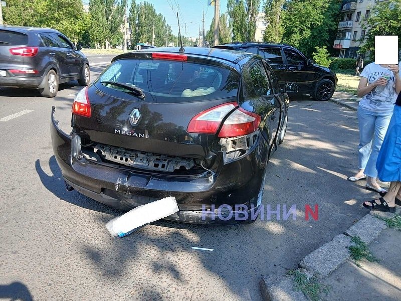 На проспекте в Николаеве ВАЗ «догнал» Renault: автомобиль отбросило на пять метров На проспекте в Николаеве ВАЗ «догнал» Renault: автомобиль отбросило на пять метров