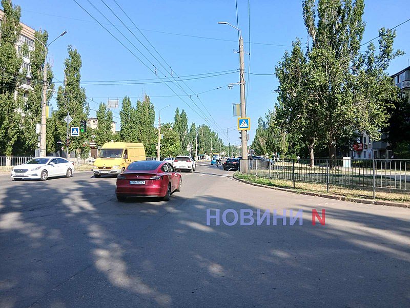 На проспекте в Николаеве ВАЗ «догнал» Renault: автомобиль отбросило на пять метров На проспекте в Николаеве ВАЗ «догнал» Renault: автомобиль отбросило на пять метров