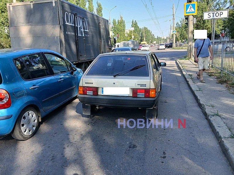 На проспекте в Николаеве ВАЗ «догнал» Renault: автомобиль отбросило на пять метров На проспекте в Николаеве ВАЗ «догнал» Renault: автомобиль отбросило на пять метров