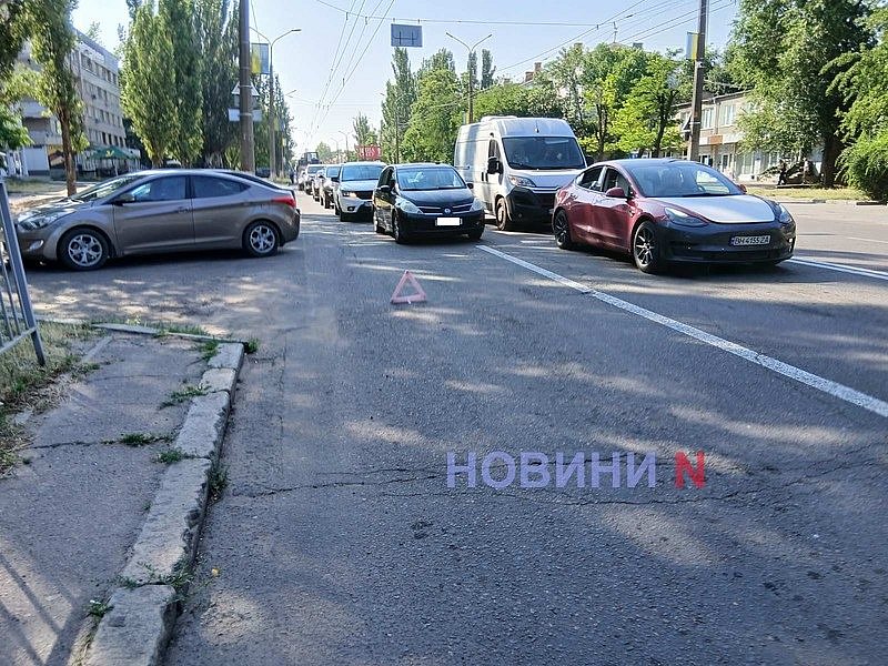 На проспекте в Николаеве ВАЗ «догнал» Renault: автомобиль отбросило на пять метров На проспекте в Николаеве ВАЗ «догнал» Renault: автомобиль отбросило на пять метров